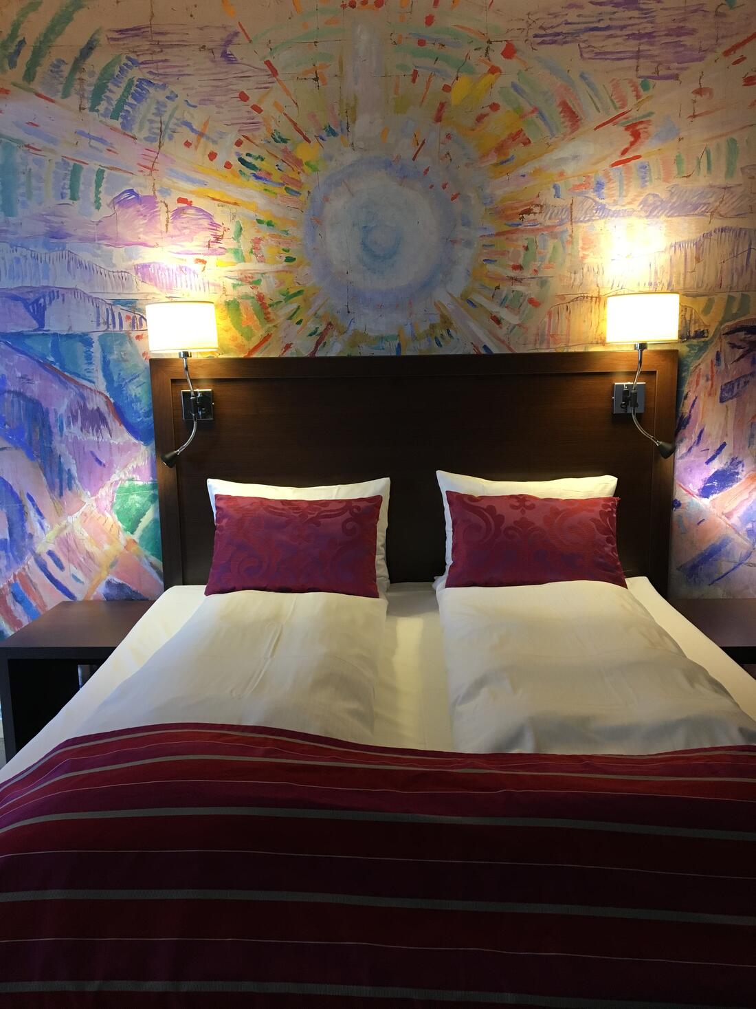 Suite på hotell med Munch-kunstverk over hele veggen