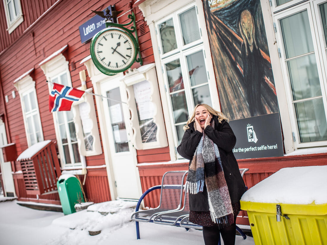 Ordfører Marte Larsen Tønseth foran selfie-veggen i sentrum.