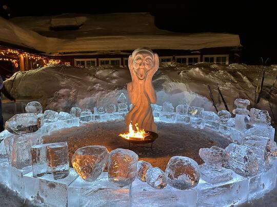 Skrik snøskulptur omringet av isskulpturer