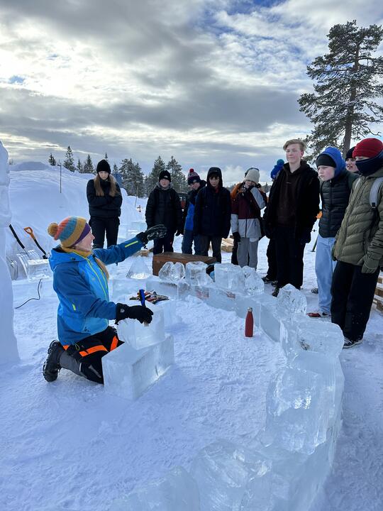 Iskunstner viser fram for elever