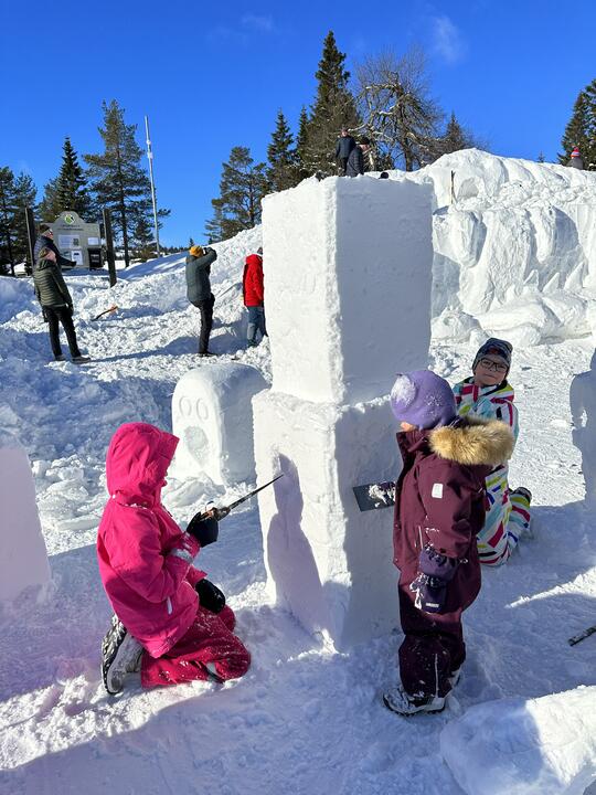 Barn som skjærer i snø