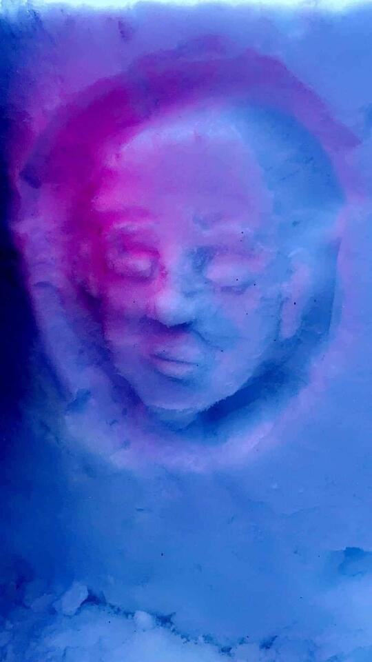 ansikt meislet ut i snø